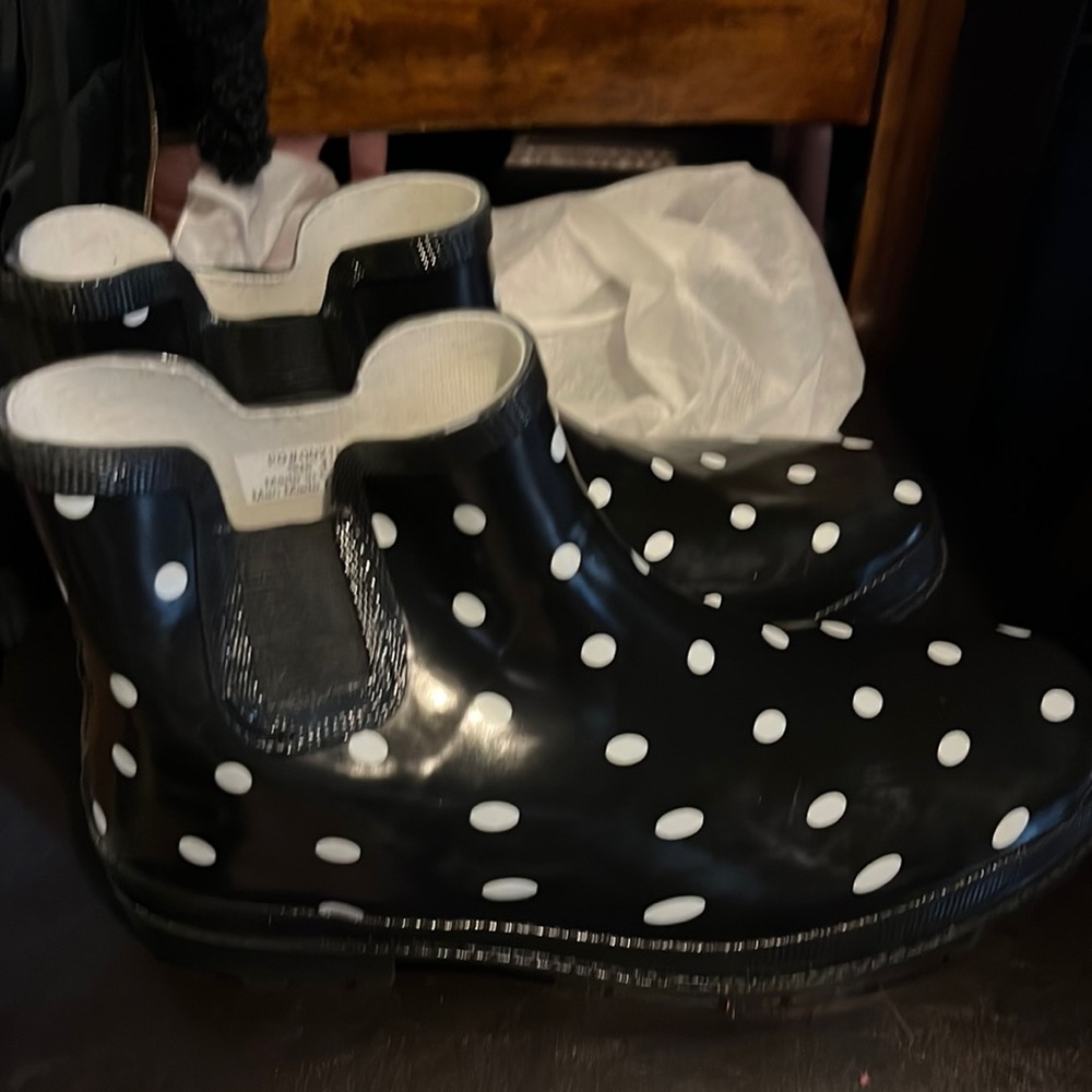 Brand new never worn women’s size 12 polkadot, rain boots excellent condition